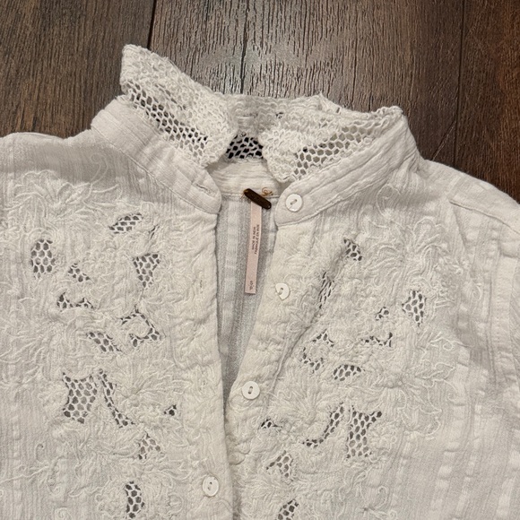 Free People White Textured Button Down Shirt size xs GUC - Picture 7 of 9